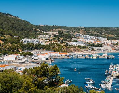 Blick auf den Hafen von Sesimbra