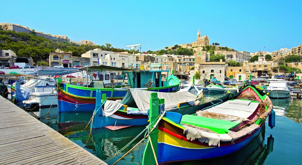 bunte Boote im Hafen von Mgarr