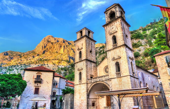 Kathedrale Saint Tryphon mit Bergmassiv