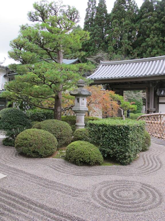 Außenansicht mit Zen-Garten