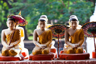 Buddha Statuen im Temple von Amarapura