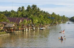 Häuser am Wasser in Amphawa