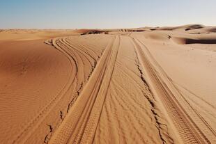 Reifenspuren in Wahiba Sands