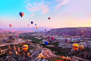 Ballonfahrt über der einzigartigen Tuffsteinlandschaft Kappadokiens