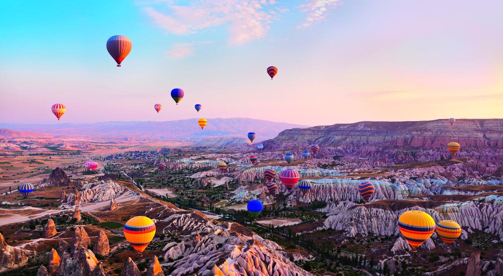 Ballonfahrt über der einzigartigen Tuffsteinlandschaft Kappadokiens