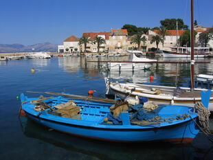 bunte Bötchen im Hafen von Brac