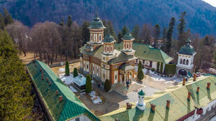 Drohnenansicht des Sinaia-Klosters