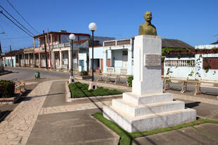 Koloniale Architektur und Statue von Antonio Maceo