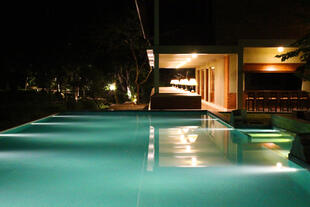 Swimming Pool bei Nacht