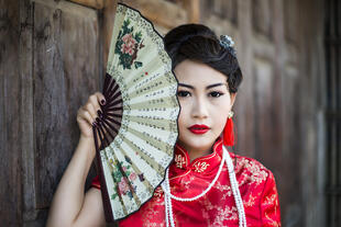 Chinesin im traditionellen roten Cheongsam