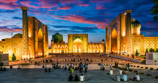 Registan Platz am Abend