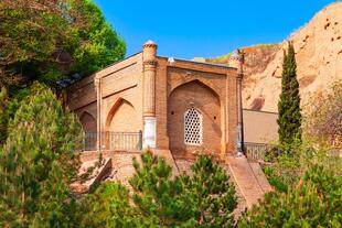 Zu sehen ist das St. Daniel Mausoleum, umgeben von üppigem Grün