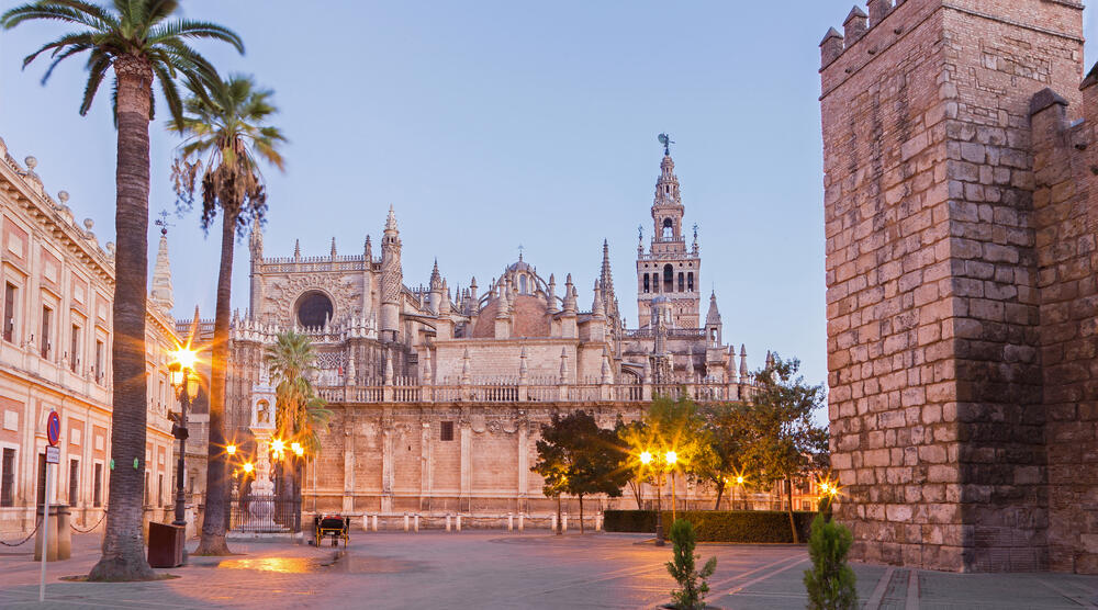 Giralda bei Abenddämmerung