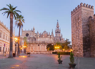 Giralda bei Abenddämmerung