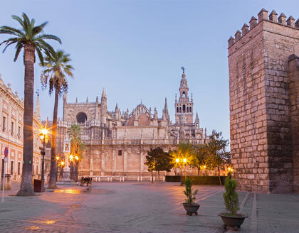 Giralda bei Abenddämmerung