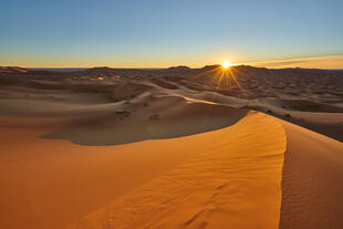 Sonnenuntergang in den Dünen von Merzouga 