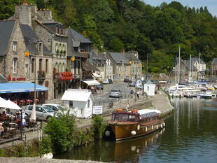 Entspannungsvolle Momente am Hafen von Dinan