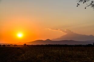 Der Mount Meru in Arusha bei Sonnenuntergang 