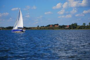 Segelboot auf dem See im masurischem Seenbezirk 