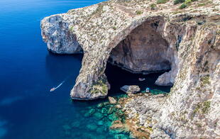 Blick auf die Blaue Grotte von oben