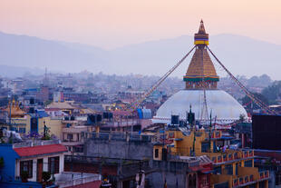 Kathmandu Stadtansicht vor Sonnenaufgang mit Blick auf den Boudhanath-Stupa Tempel