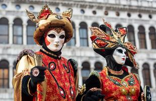 Paar während Karneval in Venedig