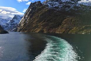 Heckwelle eines Schiffs im engen Trollfjord