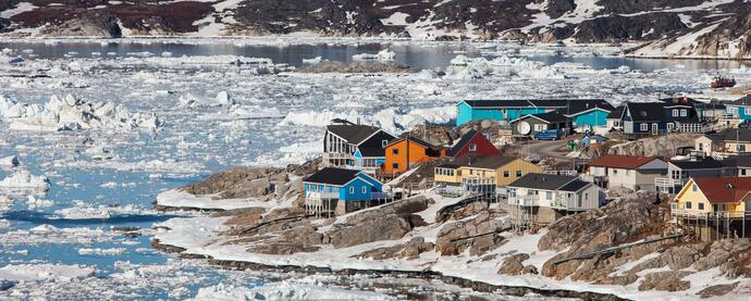 Ilulissat mit treibenden Eisskulpturen