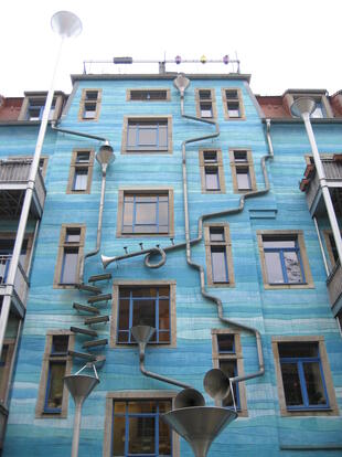 Kunsthofpassage Dresden; Impression des Regenwasserspiels 