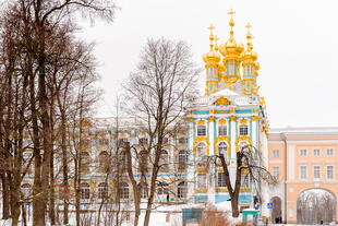 Goldene Kirchenkuppeln des Katharinenpalastes 