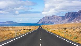 Straße mit Ausblick auf die Famara Klippen