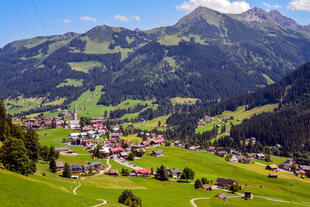 Blick auf das Kleinwalsertal beim Wandern