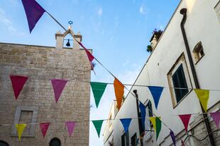 Bunte Straßenfähnchen in Trani 