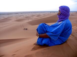 Berber beim Sonnenuntergang in Merzouga