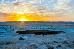 Sonnenaufgang am Derweze in der Karakum