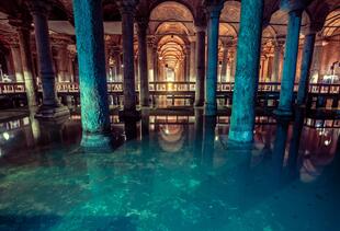 Versunkener Palast in blauem Licht in Istanbul