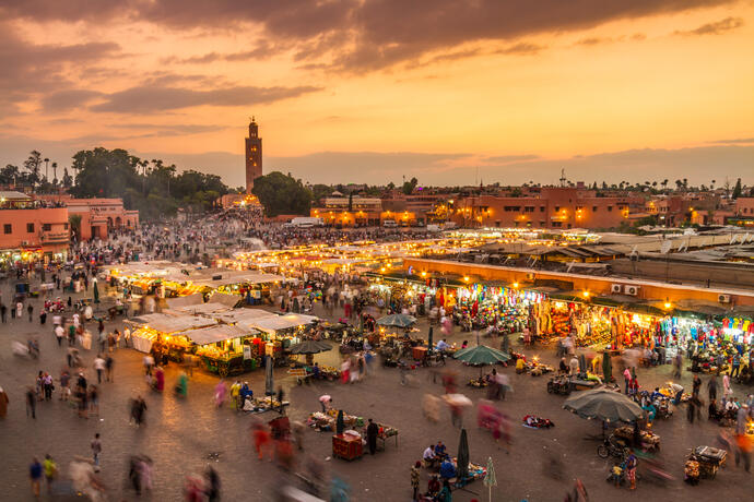 Jamaa-el-Fna in Marrakesch bei Sonnenuntergang 