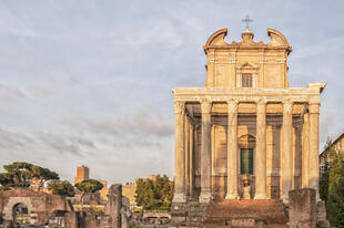 Antonius und Faustina Tempel