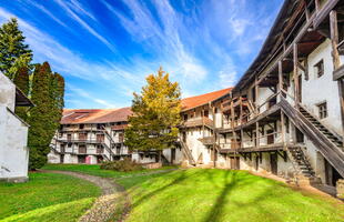 Festungsmauern innerhalb der Anlage der Kirchenburg Tartlau