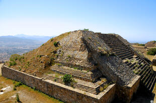 Ruinen der Pyramide von Monte Alban