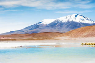 Lagune und Vulkan in Altiplano