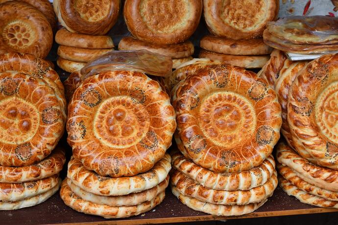 Tandoorbrot auf einem Markt in Osch 