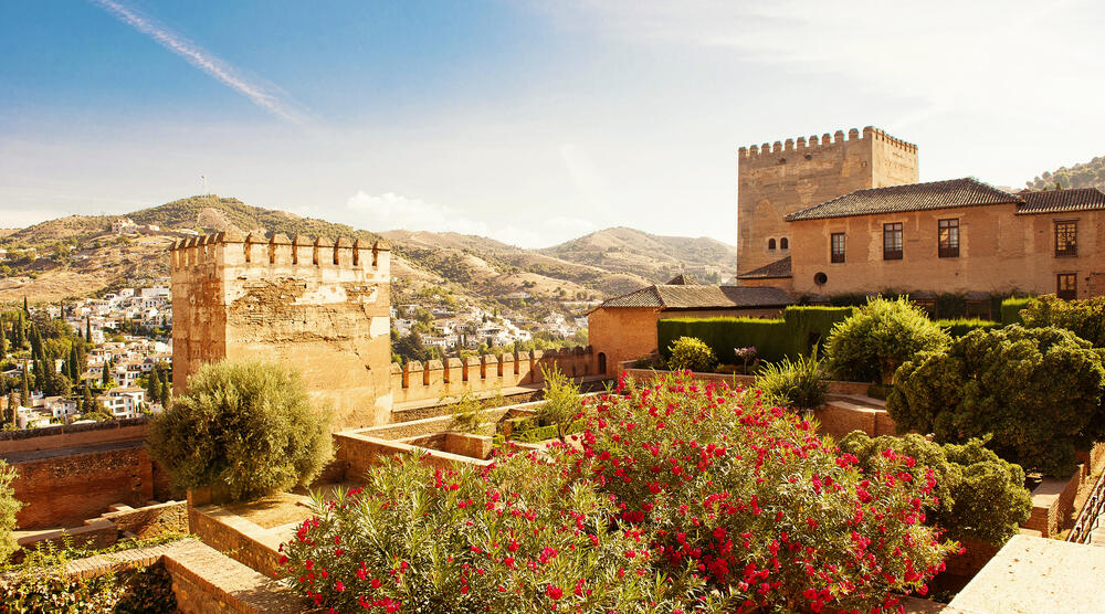 Blick auf den Eingang von Alhambra