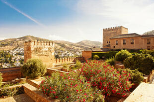 Blick auf den Eingang von Alhambra