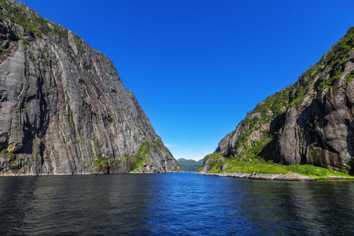 Trollfjord bei blauem Himmel