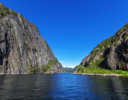 Trollfjord bei blauem Himmel