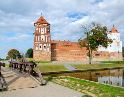 Brücke zum Schloss Mir