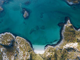 Blick auf die Küste von Sommerøy