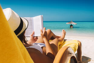 Entspannen in der Sonnenliege am Strand