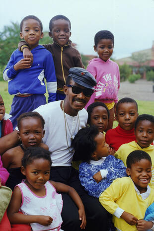 Kinder in einem afrikanischen Dorf